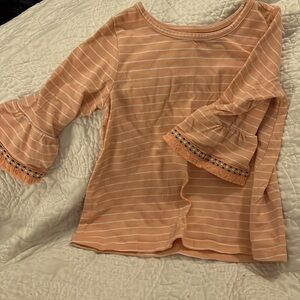🎉 3 for $10 🎉2T top with adorable flared arms
